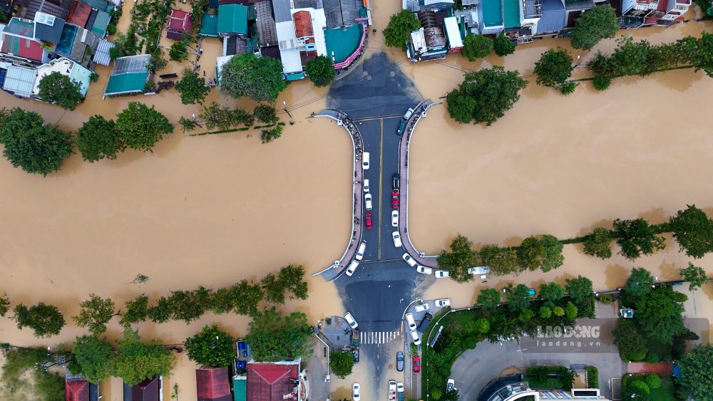 Phan lon cac khu vuc nuoc da ngap duong, tran vao nha buoc nguoi dan phai dua phuong tien len noi cao rao de tranh lu. 