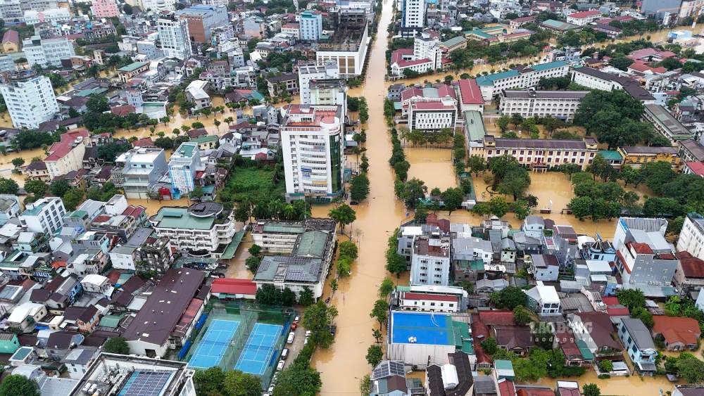 Nhieu tuyen duong nhu Ly Thuong Kiet, Nguyen Hue, Ba Trieu, Dong Da, Phan Dinh Phung, Phan Chu Trinh, Nguyen Huu Tho, Nguyen Huu Canh... deu ngap nang. 