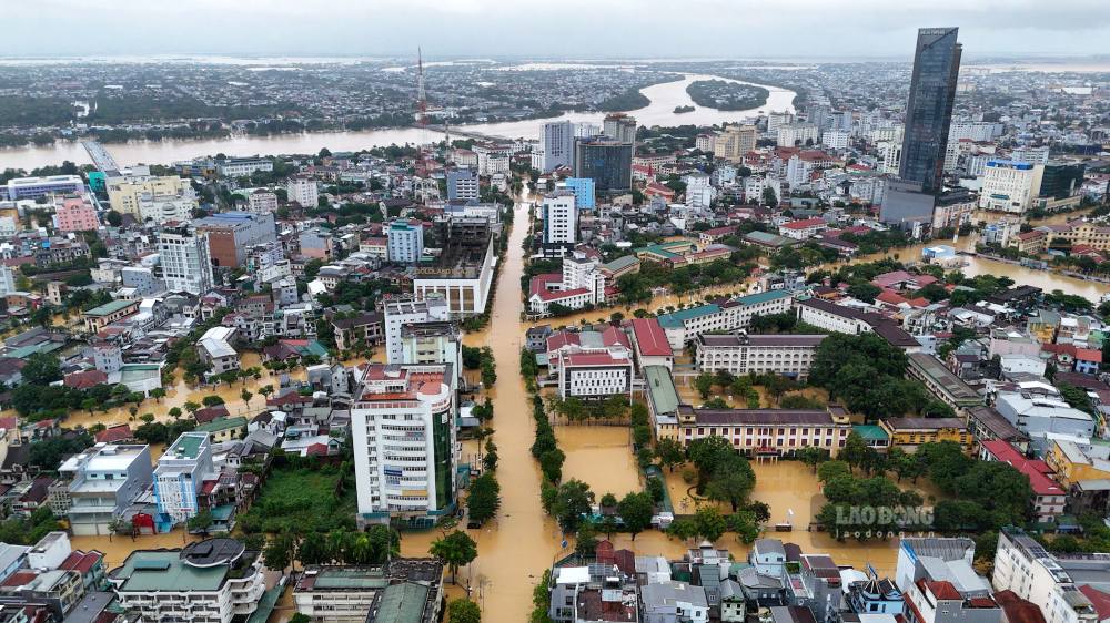 Dem 27.10 rang sang 28.10, du mua o khu vuc trung tam TP Hue co giam nhung muc nuoc tren cac tuyen duong va khu dan cu van o muc rat cao.
