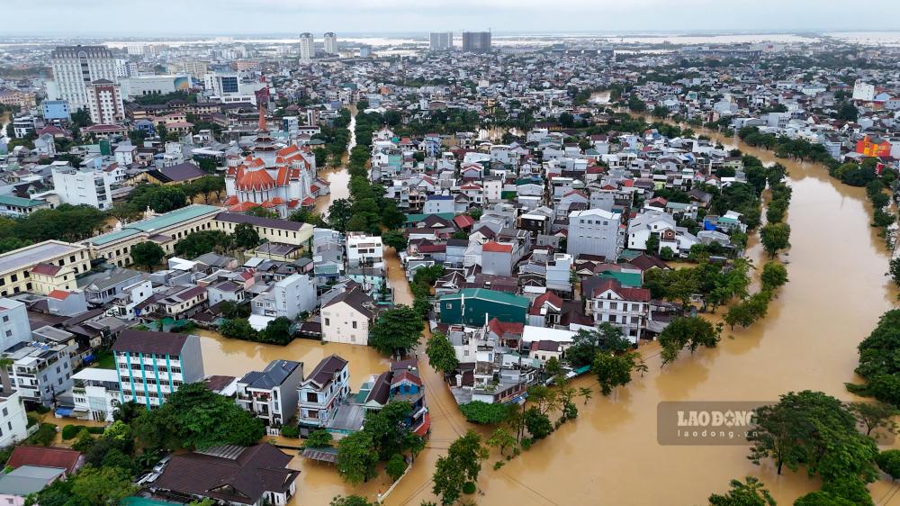 Khu vuc ven song An Cuu (phuong Thuan Hoa) chim trong bien nuoc.