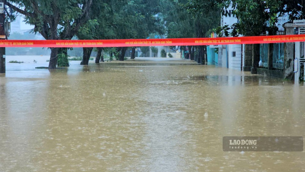 Luc luong chuc nang cang day nhung khu vuc bi ngap sau, nguy hiem.