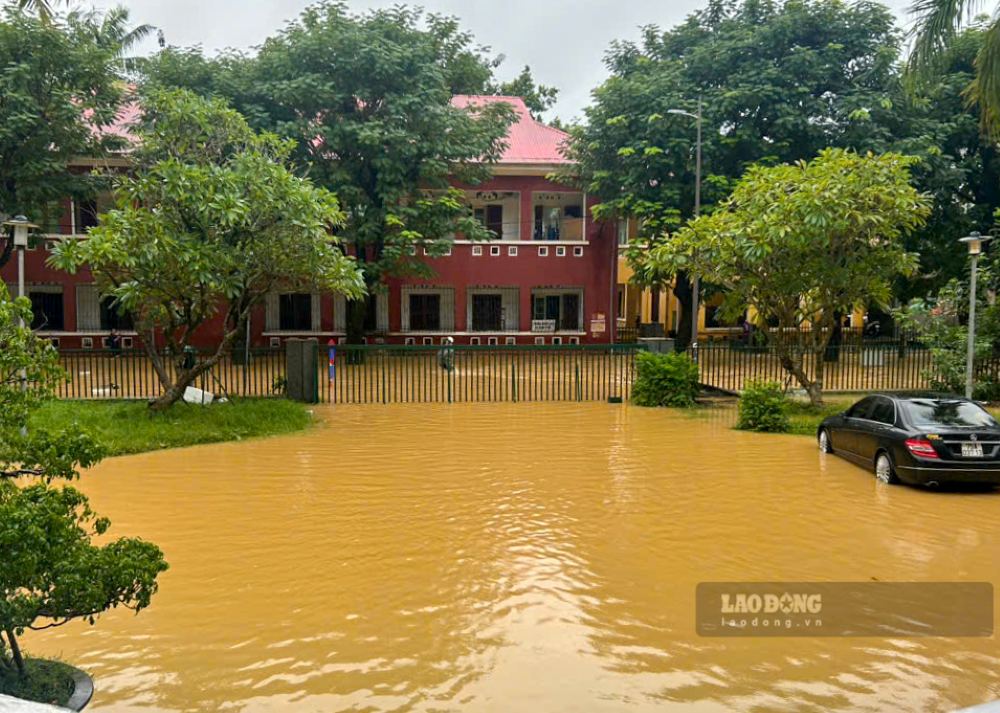 Tai Benh vien Trung uong Hue nuoc lu co dau hieu rut nhe.
