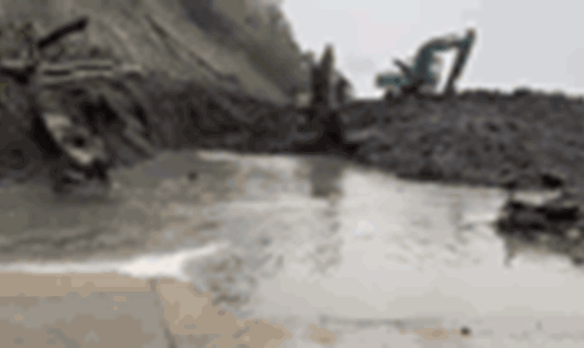 Khắc phục sạt lở trên đường Hồ Chí Minh, đoạn Đà Nẵng đi Kon Tum, tỉnh Quảng Ngãi. Ảnh: Thanh Bình