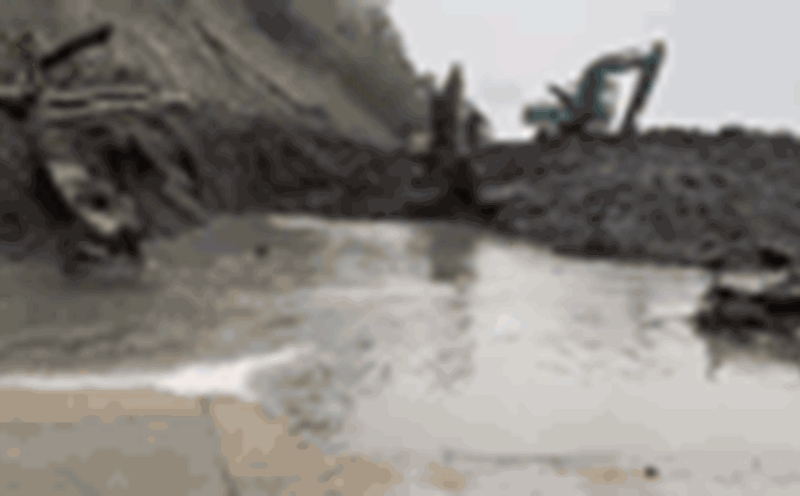 Overcoming landslides on Ho Chi Minh Road, from Da Nang to Kon Tum, Quang Ngai Province. Photo: Thanh Binh