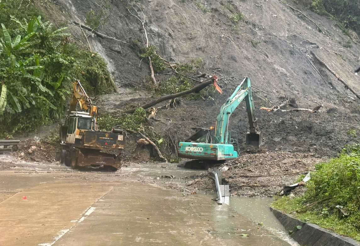 Khac phuc sat lo tren duong Ho Chi Minh - doan qua deo Lo Xo. Anh: Thanh Binh