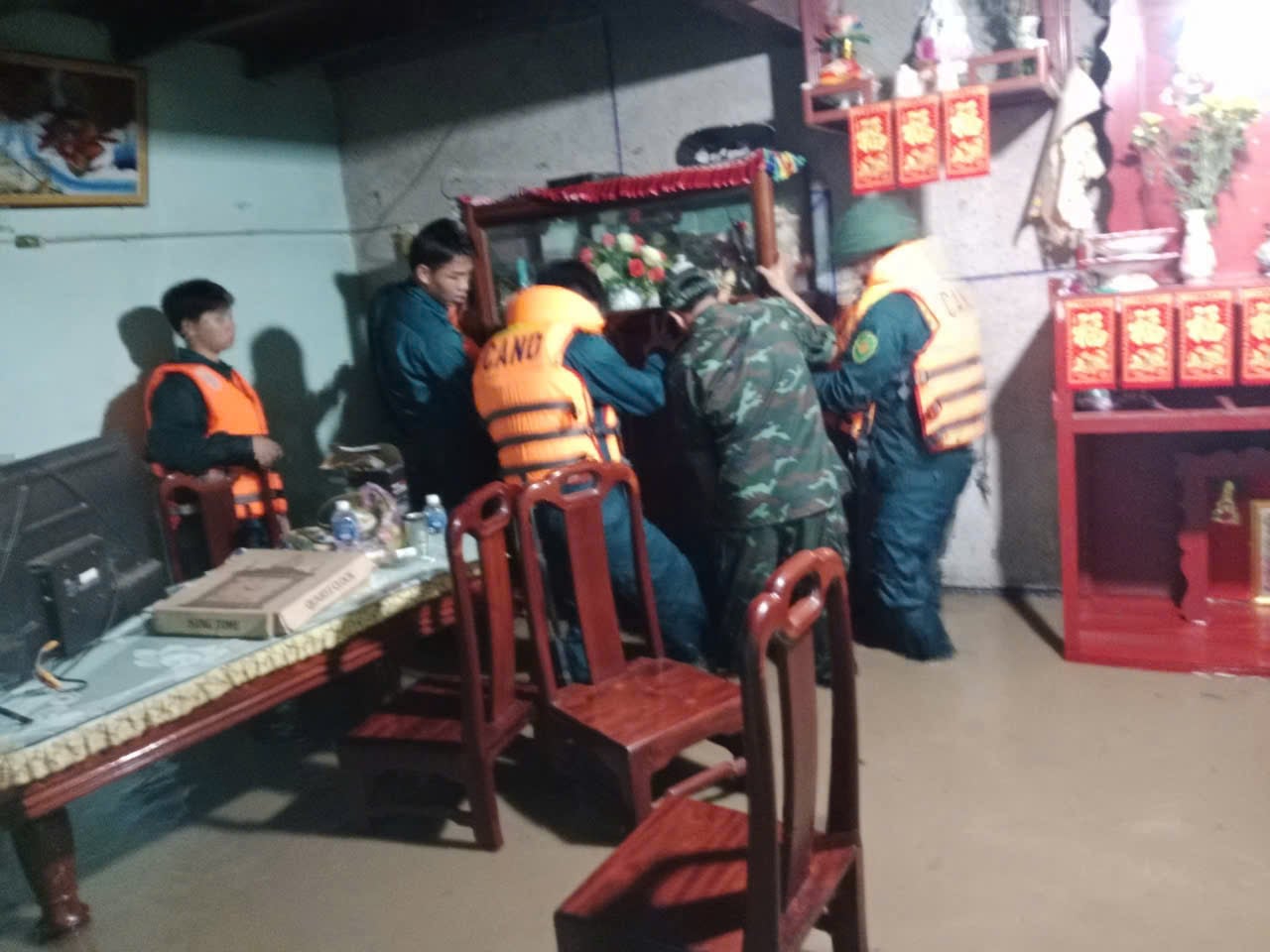 폭우로 인해 람동성 지역을 통과하는 국도 1A와 수십 가구가 침수되었습니다. 사진: 판 뚜언