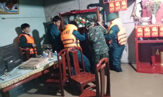 Mưa lớn gây ngập Quốc lộ 1A đoạn qua địa phận tỉnh Lâm Đồng và hàng chục hộ dân. Ảnh: Phan Tuấn