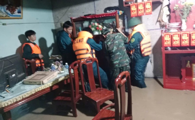 Heavy rain caused flooding on National Highway 1A through Lam Dong province and dozens of households. Photo: Phan Tuan