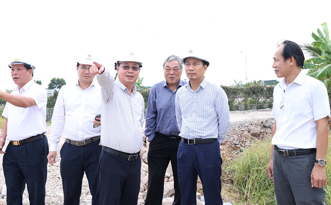 Chu tich HDTV EVNNPT Nguyen Tuan Tung nghe don vi thi cong bao cao tinh hinh trien khai du an doan qua TP. Hai Phong