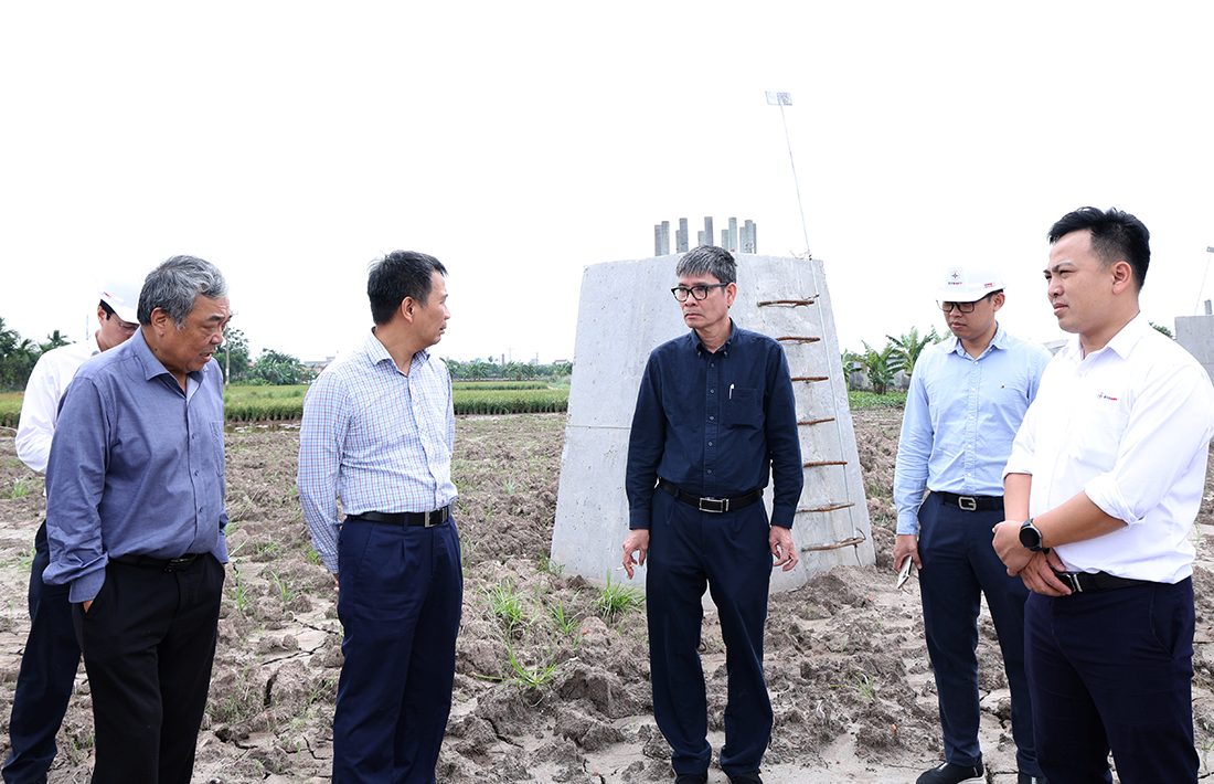 Lanh dao EVNNPT nghe nha thau cung cap cot thep bao cao tai vi tri da hoan thanh thi cong mong nhung chua co cot thep de dung