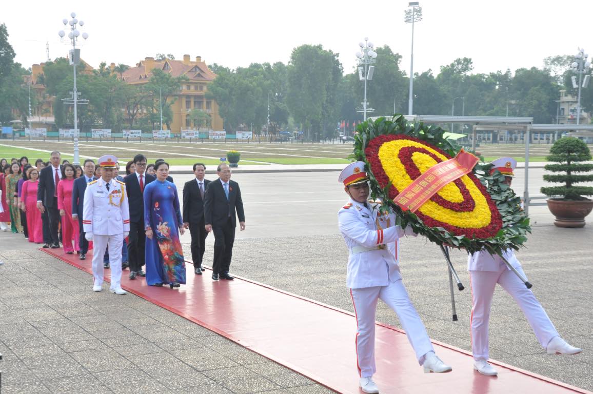 Doan dai bieu dang hoa, vao lang vieng Chu tich Ho Chi Minh. Anh: Bao Han