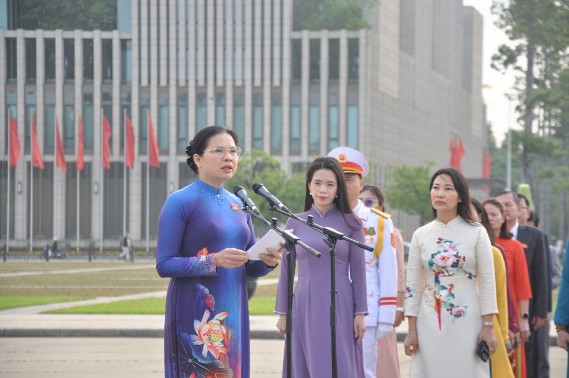 Ba Ha Thi Nga - Uy vien Trung uong Dang, Uy vien Ban Thuong vu Dang uy MTTQ, cac doan the Trung uong, Pho Chu tich Uy ban Trung uong MTTQ Viet Nam bao cong dang Bac. Anh: Bao Han