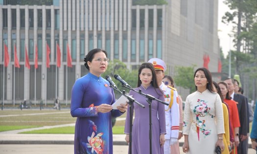 Bà Hà Thị Nga - Ủy viên Trung ương Đảng, Ủy viên Ban Thường vụ Đảng ủy MTTQ, các đoàn thể Trung ương, Phó Chủ tịch Ủy ban Trung ương MTTQ Việt Nam báo công dâng Bác. Ảnh: Bảo Hân
