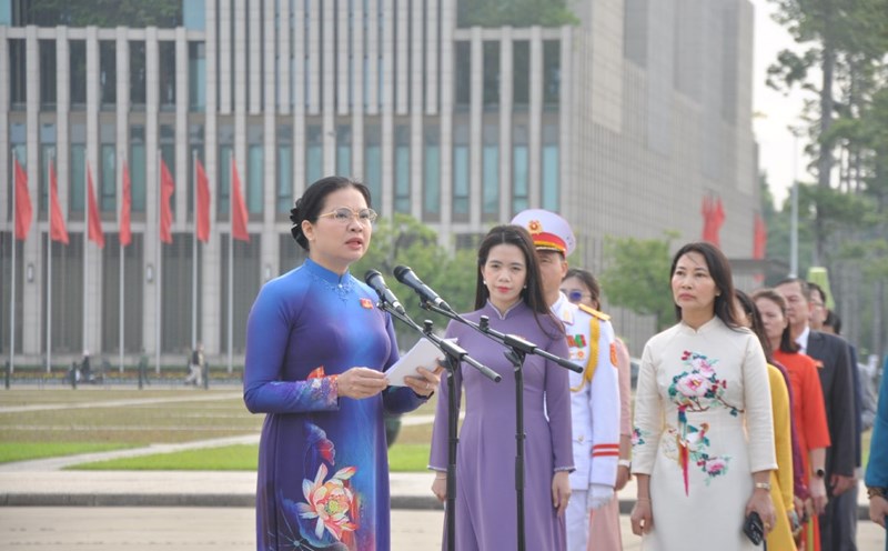 Ms. Ha Thi Nga - Member of the Party Central Committee, Member of the Standing Committee of the Party Committee of the Vietnam Fatherland Front, Central Trade Unions, Vice President of the Central Committee of the Vietnam Fatherland Front reported on the donation to Uncle Ho. Photo: Bao Han