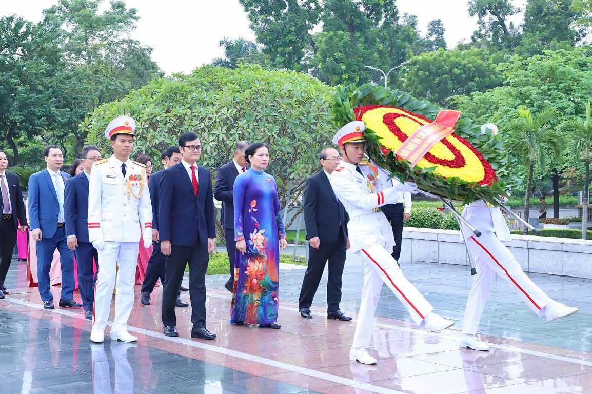 Doan dai bieu da den dang huong tai Dai tuong niem cac anh hung liet si tren duong Bac Son. Anh: Minh Hien