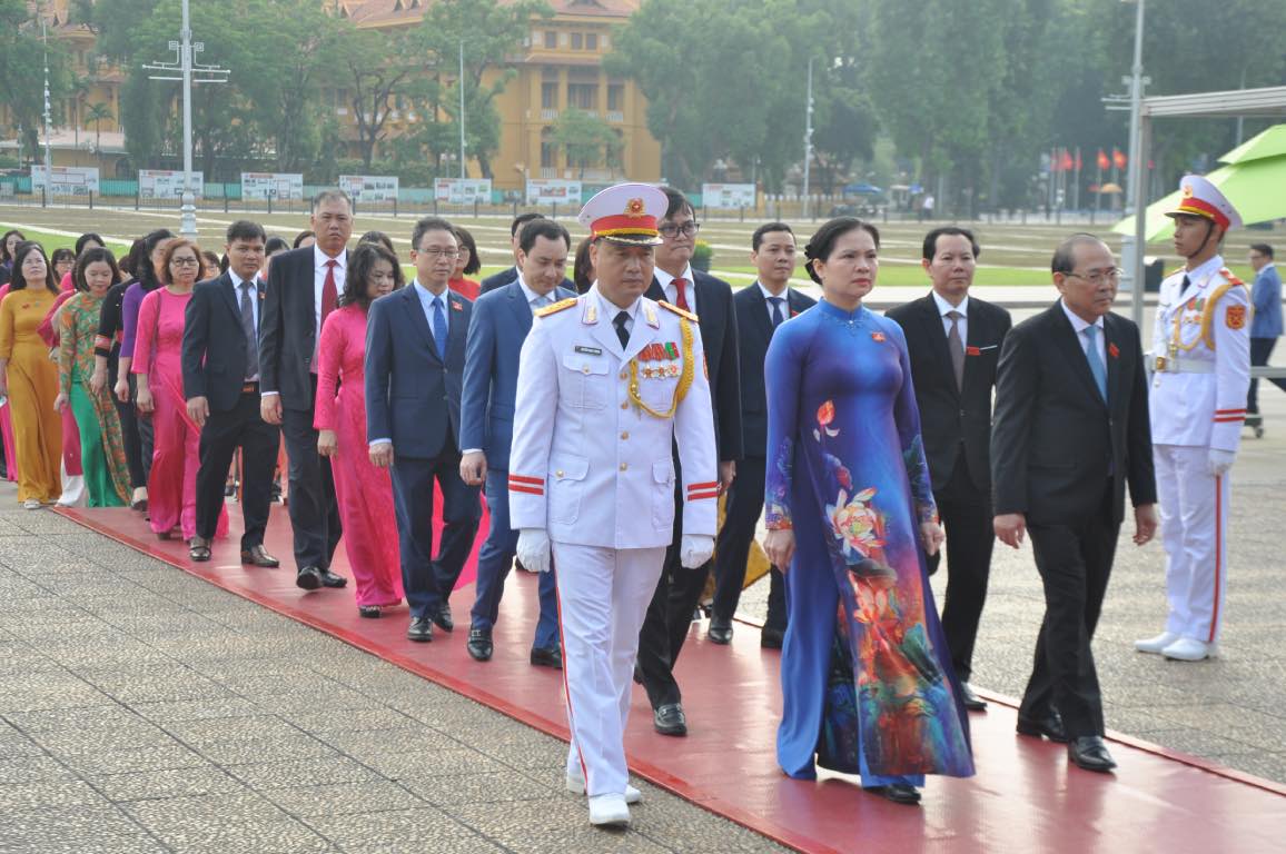 Doan dai bieu vao lang vieng Chu tich Ho Chi Minh. Anh: Bao Han