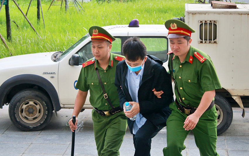 Có 136 bị cáo đánh bạc, 5 người tổ chức đánh bạc bị xét xử. Ảnh: Quang Việt