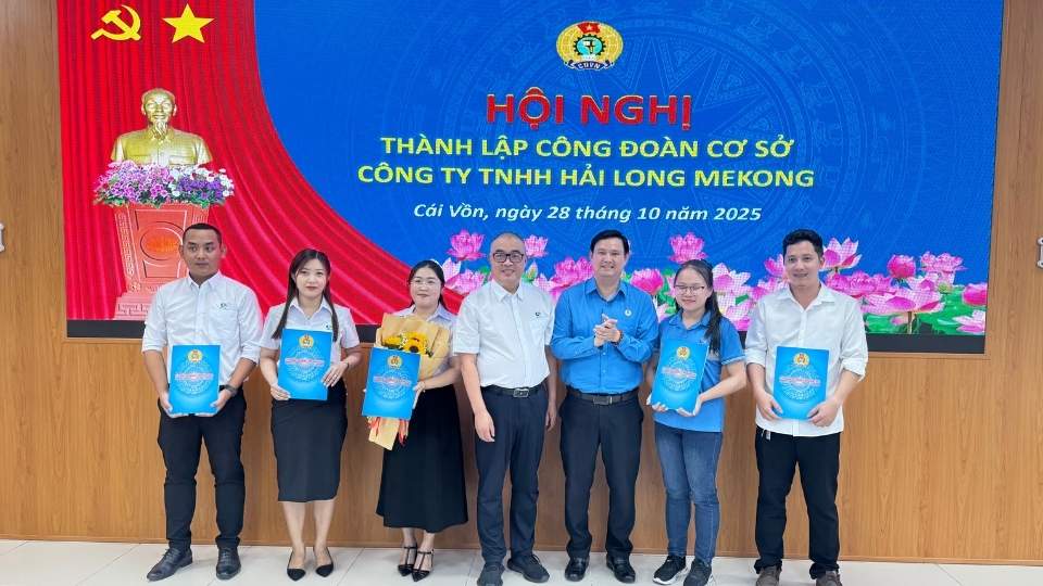 Lanh dao LDLD tinh Vinh Long, BGD Cong ty TNHH Hai Long Mekong chuc mung Ban Chap hanh CDCS Cong ty TNHH Hai Long Mekong. Anh: Hoang Loc