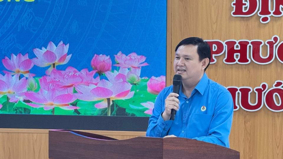 Mr. Nguyen Phuc Linh - Chairman of the Vinh Long Provincial Federation of Labor spoke at the Conference to establish the Hai Long Mekong Company Limited Trade Union. Photo: Hoang Loc