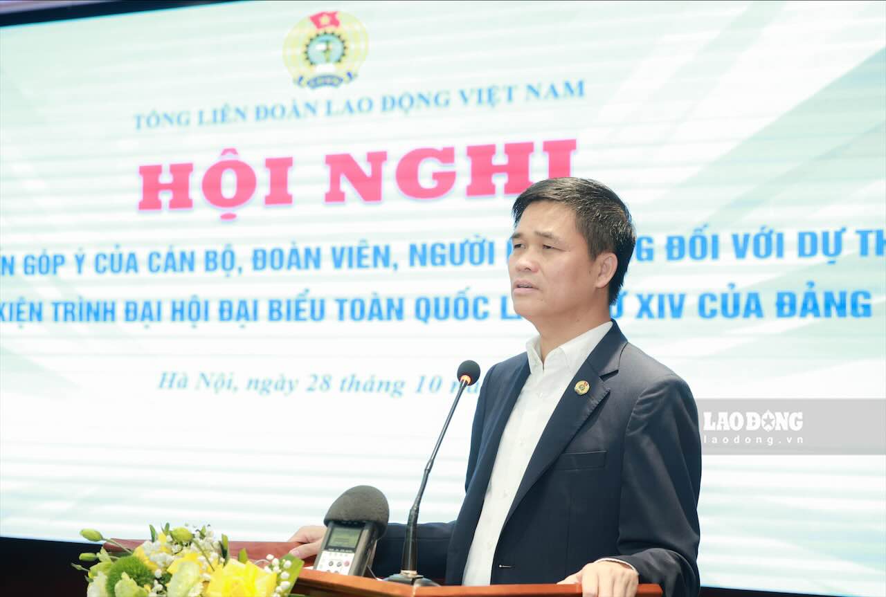 Mr. Ngo Duy Hieu - Standing Deputy Secretary of the Party Committee of the Vietnam General Confederation of Labor, Vice President of the Vietnam General Confederation of Labor spoke at the Conference on opinions on the Draft Document submitted to the 14th National Party Congress. Photo: Hai Nguyen