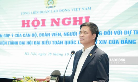 Ông Ngọ Duy Hiểu - Phó bí thư Thường trực Đảng ủy Tổng LĐLĐVN, Phó Chủ tịch Tổng LĐLĐVN phát biểu tại Hội nghị ý kiến đối với Dự thảo văn kiện trình Đại hội Đảng lần thứ XIV của Đảng. Ảnh: Hải Nguyễn