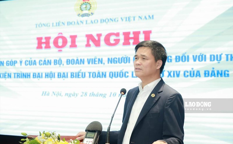Mr. Ngo Duy Hieu - Standing Deputy Secretary of the Party Committee of the Vietnam General Confederation of Labor, Vice President of the Vietnam General Confederation of Labor spoke at the Conference on opinions on the Draft Document submitted to the 14th National Party Congress. Photo: Hai Nguyen