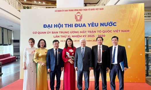 Chủ tịch Ủy ban Trung ương Mặt trận Tổ quốc Việt Nam Đỗ Văn Chiến chụp ảnh lưu niệm với các đại biểu dự đại hội. Ảnh: Bảo Hân