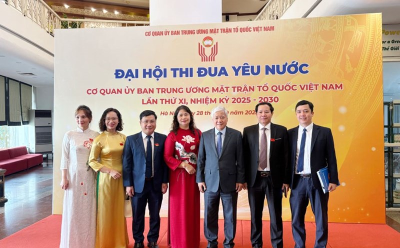 Chairman of the Central Committee of the Vietnam Fatherland Front Do Van Chien took a souvenir photo with the delegates attending the congress. Photo: Bao Han