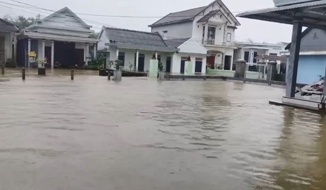 Đường vào khu dân cư ở Quảng Trị ngập sâu trong nước lũ 1,5m
