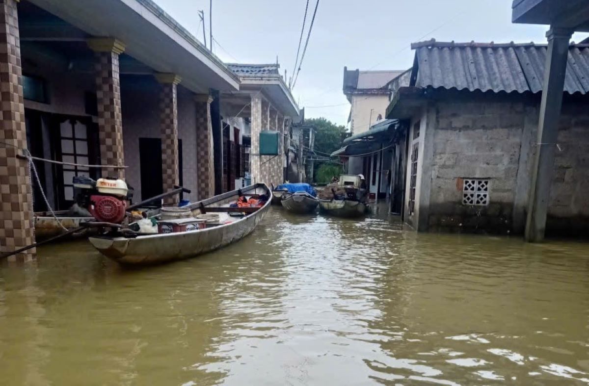 Nuoc lu dang cao, nguoi dan phai dung thuyen de di lai. Anh: A.Tuan