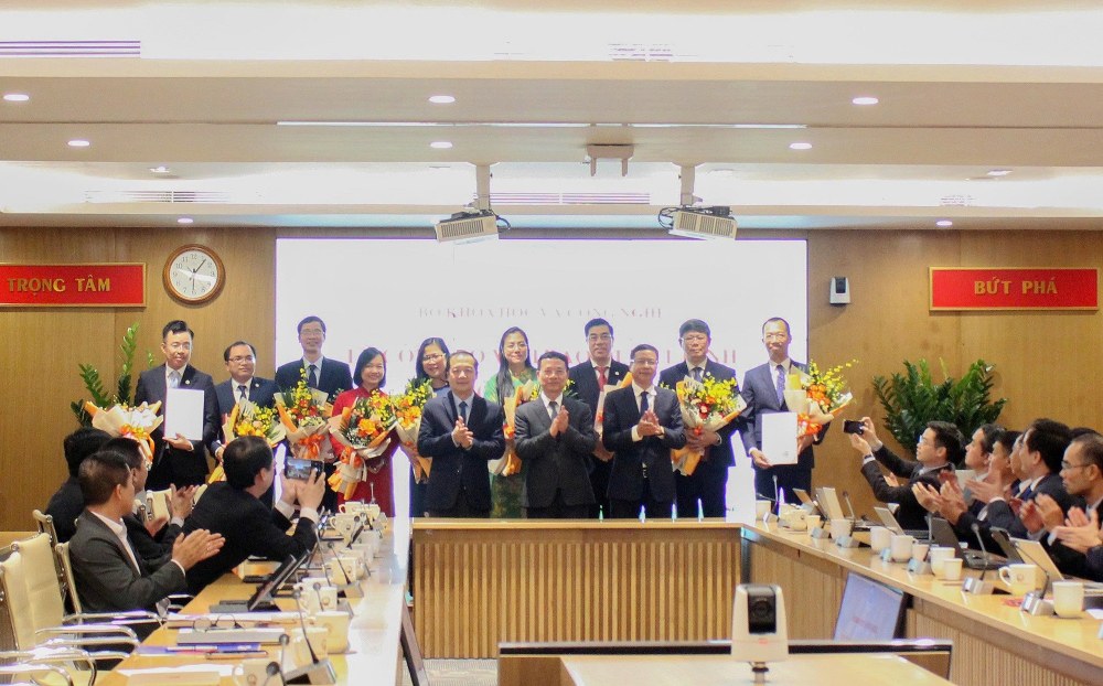 Lanh dao Bo Khoa hoc va Cong nghe trao quyet dinh, tang hoa cho cac can bo duoc dieu dong, bo nhiem. Anh: mst.gov.vn