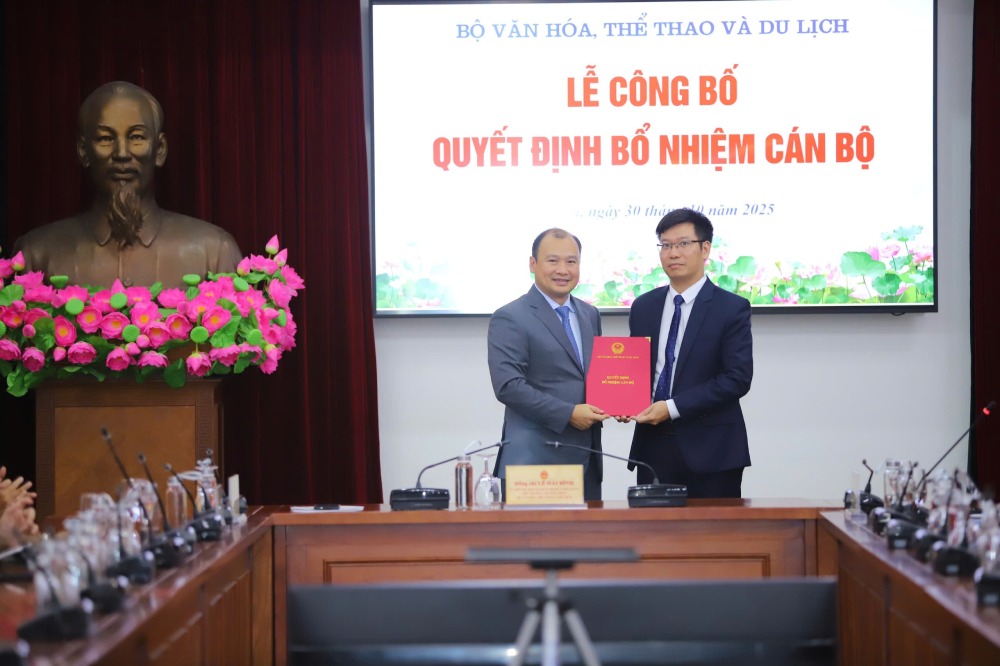 Thu truong Le Hai Binh trao quyet dinh bo nhiem cho ông Nguyen Chan. Anh: bvhttdl.gov.vn
