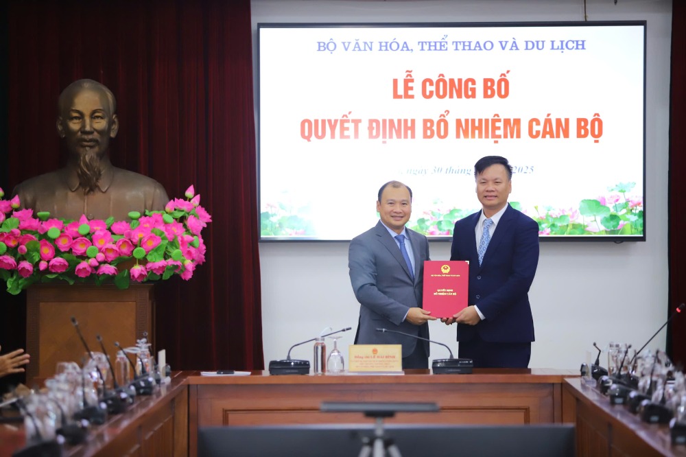 Permanent Deputy Minister of Culture, Sports and Tourism Le Hai Binh presented the appointment decision to Mr. Nguyen Vien Quyng. Photo: bvhttdl.gov.vn