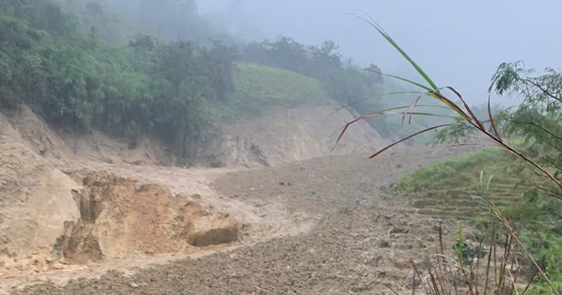 Exploded Mountains A mountain in Quang Ngai suddenly exploded large, collapsed at night