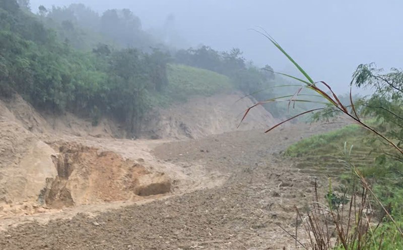 The location of the mountain explosion and landslide is about 4km from the People's Committee of Ngoc Linh commune, Quang Ngai province. Photo: Ngoc Linh Commune People's Committee
