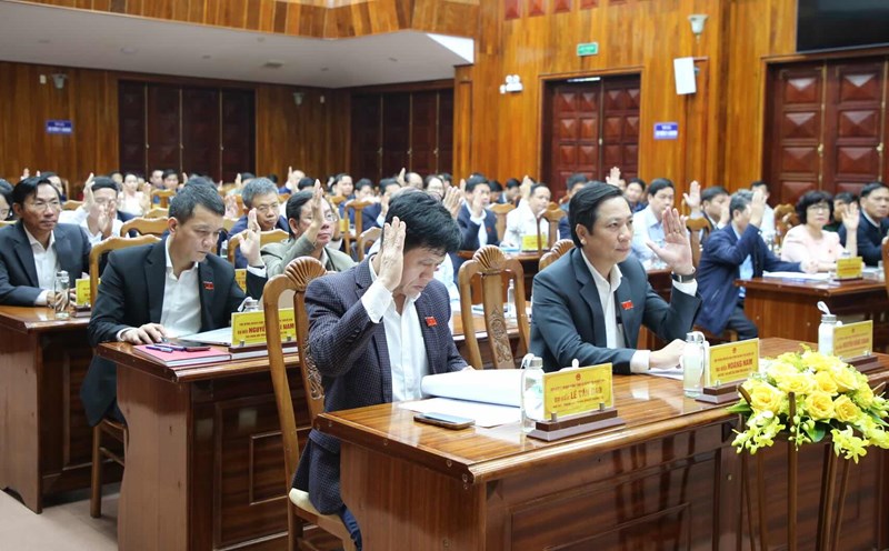 The delegates voted to approve the resolution to dismiss Tran Van Ty from the Quang Tri Provincial People's Court for the 2021-2026 term. Photo: Cong Sang