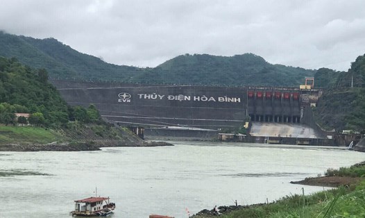 Thủy điện Hòa Bình đóng cửa xả đáy, nhằm ổn định dòng chảy hạ du. Ảnh: Yên San