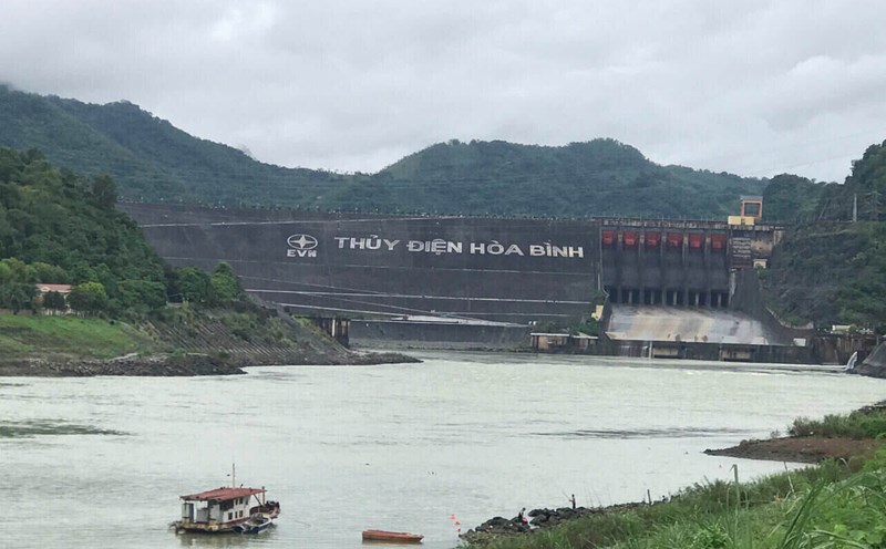 Hoa Binh Hydropower Plant has closed the bottom spillway to stabilize the downstream flow. Photo: Yen San