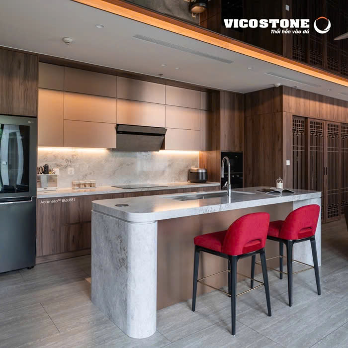 Moi san pham VICOSTONE® trao tay khach hang trong dip nay khong chi gop phan nang tam khong gian song, ma con lan toa niem tu hao va khat vong cua Viet Nam trong ky nguyen moi (Anh cong trinh ung dung da VICOSTONE® Adamello™ BQ6881 do DDA Home thiet ke & thi cong) Nguon: Vicostone