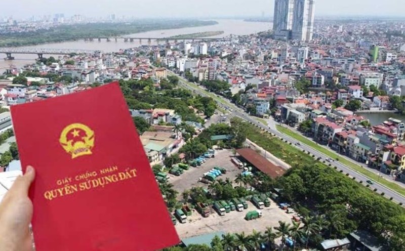 Regulations on red books are of interest to the people. Photo: Phan Anh