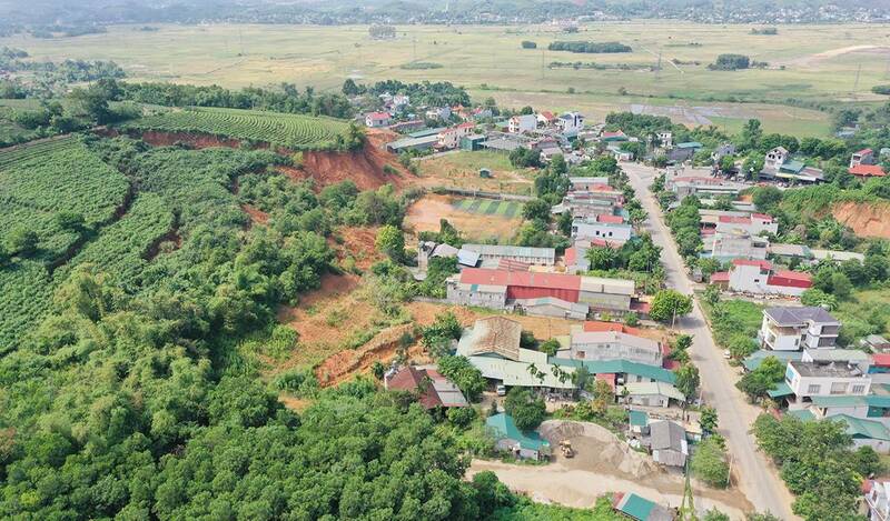 Risk of landslides from Vi-ba hill. Photo: Quoc Viet