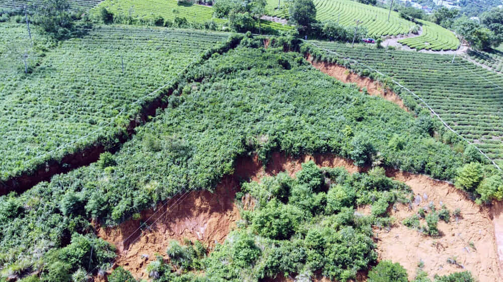 Nguoi dan lo lang nguy co sat lo tren doi Vi-ba. Anh: Quoc Viet