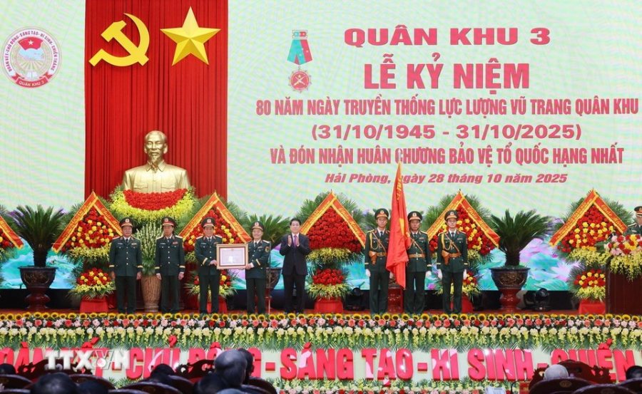 Chu tich nuoc Luong Cuong trao Huan chuong Bao ve To quoc hang Nhat tang Quan khu 3. Anh: Lam Khanh/TTXVN