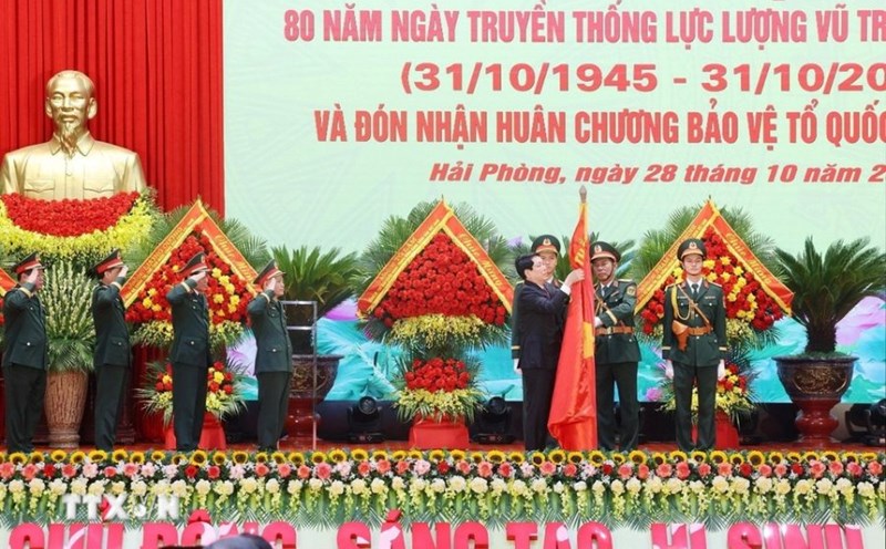 Politburo member and President Luong Cuong attaches the First Class Fatherland Protection Medal to the Victory Decree of Military Region 3. Photo: Lam Khanh/VNA