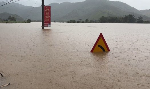 Lũ lịch sử tại Đà Nẵng, nhiều khu vực ở Huế chìm sâu trong biển nước. Ảnh: Trần Thi