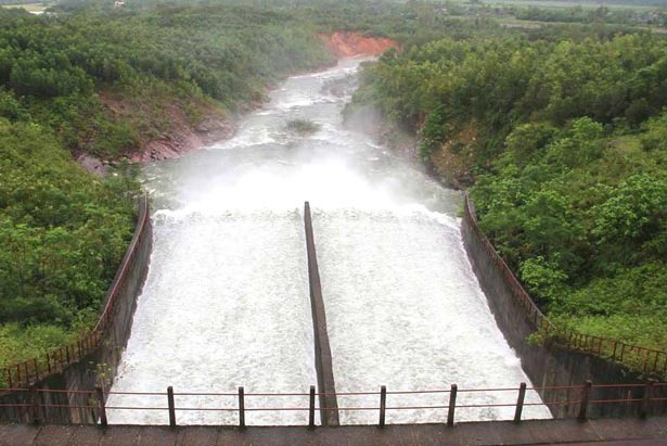 Ke Go reservoir overflow in Ha Tinh. Photo: Tran Tuan.