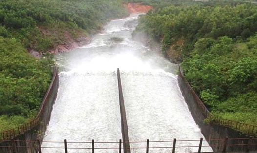Xả tràn hồ Kẻ Gỗ ở Hà Tĩnh. Ảnh: Trần Tuấn.