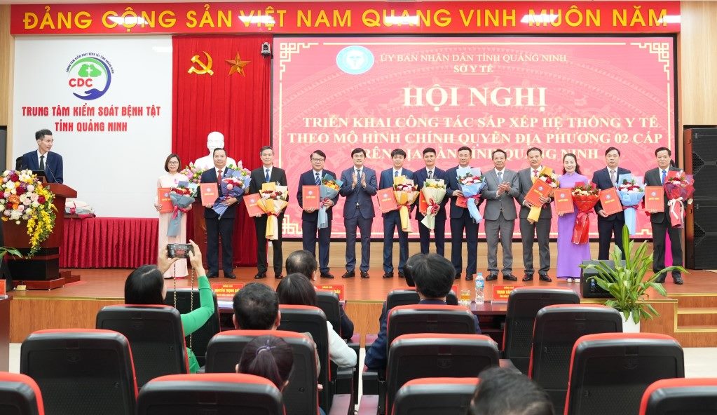 Leaders of the Quang Ninh Department of Health handed over decisions on the transfer and appointment of personnel to the position of director of medical facilities after the merger and arrangement. Photo: Nguyen Trang