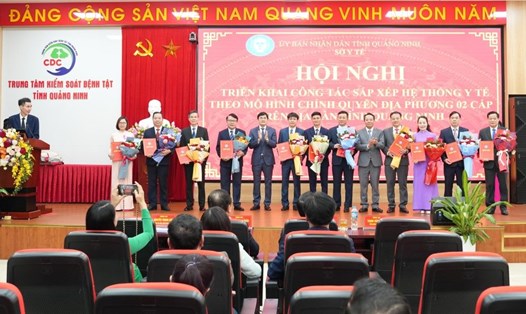 Lãnh đạo Sở Y tế Quảng Ninh trao các quyết định điều động, bổ nhiệm nhân sự đảm nhiệm chức vụ giám đốc các cơ sở y tế sau sáp nhập, sắp xếp. Ảnh: Nguyễn Trang