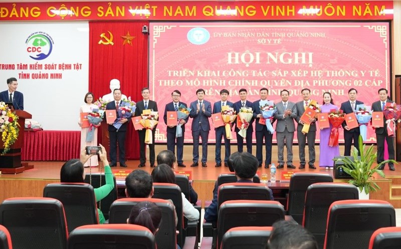 Leaders of the Quang Ninh Department of Health handed over decisions on the transfer and appointment of personnel to the position of director of medical facilities after the merger and arrangement. Photo: Nguyen Trang
